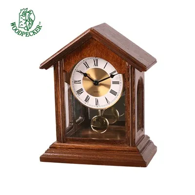 Existujú nejaké drevené krbové hodiny s funkciou dvoch časových pásiem?